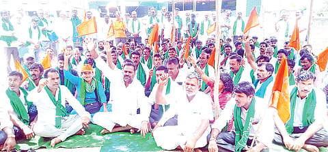 ಸಮರ್ಪಕ ವಿದ್ಯುತ್ ಪೂರೈಕೆ ಮಾಡುವಂತೆ ಆಗ್ರಹಿಸಿ ಭಾರತೀಯ ಕಿಸಾನ್ ಸಂಘದ ಪದಾಧಿಕಾರಿಗಳು ಹಾಗೂ ರೈತರು ಹನೂರಿನಲ್ಲಿ ಸೆಸ್ಕ್ ಕಚೇರಿ ಮುಂಭಾಗ ಪ್ರತಿಭಟನೆ ನಡೆಸಿದರು. ರಾಜೇಂದ್ರ, ದೇವಿ, ಬೋಸ್ಕೋ, ಲಿಂಗರಾಜು, ಶಾಂತಮಲ್ಲಪ್ಪ, ವಿಶ್ವೇಶ್ವರ್‌ಪ್ರಸಾದ್ ಇತರರು ಇದ್ದರು.