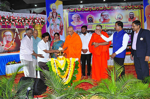 ಆನಂದವಾಗಿ ಬದುಕಲು ಜೀವನ ರೂಢಿಸಿಕೊಳ್ಳಿ:ಡಾ.ಶ್ರೀ ನಿರ್ಮಲಾನಂದನಾಥ ಸ್ವಾಮೀಜಿ ಸಲಹೆ