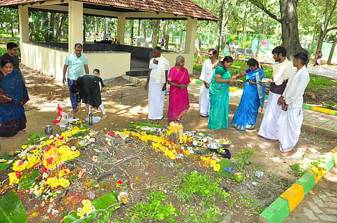 ಹುತ್ತಕ್ಕೆ ಹಾಲೆರೆದು ನಾಗರ ಪಂಚಮಿ ಆಚರಣೆ