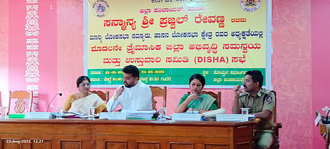 ಅಬಕಾರಿ ಇಲಾಖೆ ಅಧಿಕಾರಿಗಳಿಂದ ವಸೂಲಿ:ದಿಶಾ ಸಭೆಯಲ್ಲಿ ಸಂಸದ ಪ್ರಜ್ವಲ್ ರೇವಣ್ಣ ತರಾಟೆ