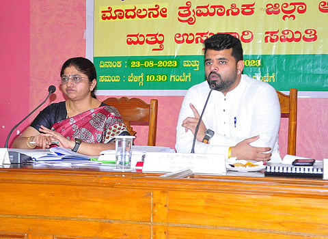 ಬೆಂಬಲ ಬೆಲೆ ಯೋಜನೆಯಡಿ ನೋಂದಣಿಗೆ ಅರಿವು ಮೂಡಿಸಿ: ಸಂಸದ ಪ್ರಜ್ವಲ್ ರೇವಣ್ಣ ಸೂಚನೆ