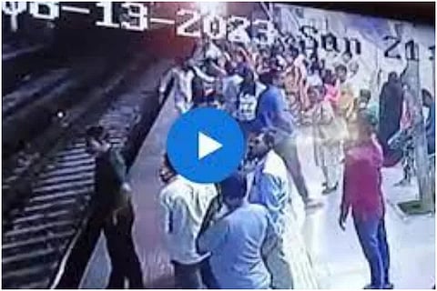 A shocking incident at Mumbais Sion Railway Station video viral