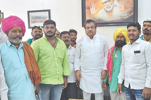 Acceptance of reports from various villagers by the Minister