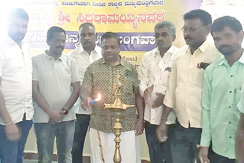 ಸಿಎಂ ಸಿದ್ದರಾಮಯ್ಯನವರ ಜನ್ಮದಿನದ ಅಂಗವಾಗಿ ಗುಳೇದಗುಡ್ಡದಲ್ಲಿ ನಡೆದ ರಕ್ತದಾನ ಶಿಬಿರದಲ್ಲಿ ರಕ್ತದಾನ ಮಾಡುವ ಮೂಲಕ ಕಾಂಗ್ರೆಸ್ ಮುಖಂಡ ಹೊಳಬಸು ಶೆಟ್ಟರ ಉದ್ಘಾಟಿಸಿದರು. ಮಹಿಬೂಬ ಕಾಂಟ್ರಾಕ್ಟರ್, ರಂಗಪ್ಪ ರಂಗನ್ನವರ, ಶರಣು ಸಜ್ಜನ, ಚಂದ್ರು ಪಟ್ಟಣಶೆಟ್ಟಿ, ಪ್ರದೀಪ ಕಾಂಚಾಣಿ, ಮಂಜುನಾಥ ಬಳಗಲಿ, ಶಂಕರ ರಂಜಣಗಿ ಇತರರಿದ್ದರು.