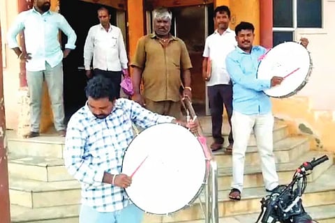 Civil servants beaten in front of the bar!