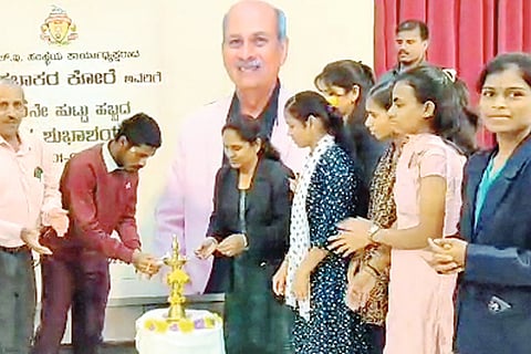 ಮಹಾಲಿಂಗಪುರದ ಕೆಎಲ್‌ಇ ಸಂಸ್ಥೆಯ ಡಿಪ್ಲೊಮಾ ಕಾಲೇಜಿನಲ್ಲಿ ಮಂಗಳವಾರ ಹಮ್ಮಿಕೊಂಡಿದ್ದ ಸಂಸ್ಥೆ ಕಾರ್ಯಾಧ್ಯಕ್ಷ ಡಾ. ಪ್ರಭಾಕರ ಕೋರೆ ಅವರ 75ನೇ ಜನ್ಮದಿನದ ಕಾರ್ಯಕ್ರಮದಲ್ಲಿ ವಿದ್ಯಾರ್ಥಿಗಳು ಜ್ಯೋತಿ ಬೆಳಗಿಸಿ ಜನ್ಮದಿನ ಆಚರಿಸಿದರು. ಪ್ರಾಚಾರ್ಯ ಎಸ್.ಐ. ಕುಂದಗೋಳ, ಕಂಪ್ಯೂಟರ್ ವಿಭಾಗದ ಮುಖ್ಯಸ್ಥೆ ಸವಿತಾ ಗೊಂದಿ, ಉಪನ್ಯಾಸಕಿ ಲಕ್ಷ್ಮೀ ಅಂಗಡಿ ಇತರರಿದ್ದರು.