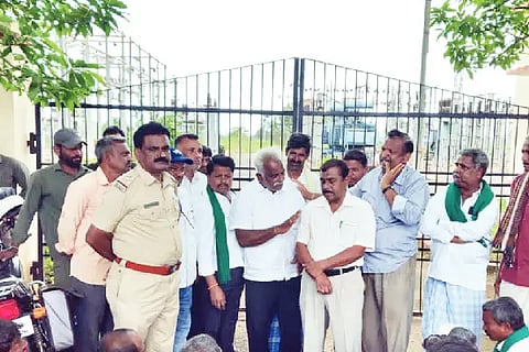 Farmer protest near Kummuru grid