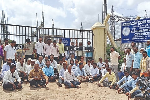 Farmers protest by laying siege to HESCOM office