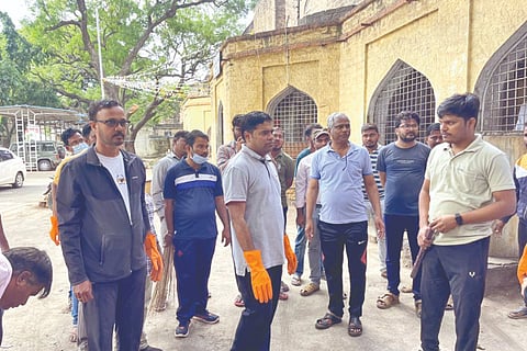 Give priority to basic facility in government offices