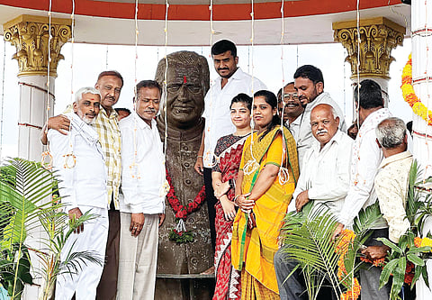 HUN-AUG-20-6(URS STATUE )