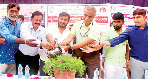  ಹುಣಸೂರು ನಗರದ ಸರ್ಕಾರಿ ಬಾಲಕಿಯರ ಕಾಲೇಜಿನಲ್ಲಿ ಆಯೋಜಿಸಿದ್ದ ಇಂದ್ರಧನುಷ್ ಕಾರ್ಯಕ್ರಮವನ್ನು ಶಾಸಕ ಜಿ.ಡಿ.ಹರೀಶ್‌ಗೌಡ ಉದ್ಘಾಟಿಸಿದರು. ರಾಮೇಗೌಡ, ಹರವೆ ಶ್ರೀಧರ್, ಡಾ.ಎಸ್.ಕೆ.ಕೀರ್ತಿಕುಮಾರ್ ಇತರರಿದ್ದರು.