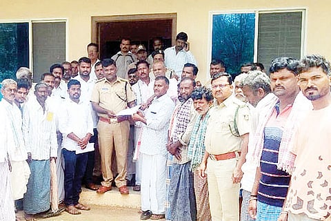 ಕಾಡು ಹಂದಿಗಳಿಂದ ಹಾನಿಗೊಳಗಾದ ಬೆಳೆಗೆ ಪರಿಹಾರ ನೀಡುವಂತೆ ಆಗ್ರಹಿಸಿ ಹರಪನಹಳ್ಳಿಯ ವಲಯ ಅರಣ್ಯಾಧಿಕಾರಿ ಕೆ. ಮಲ್ಲಪ್ಪಗೆ ಸೋಮವಾರ ಮನವಿ ಸಲ್ಲಿಸಿದರು. ರೈತರಾದ ಕೆ.ರಾಮಪ್ಪ, ಪಿ.ಭೀಮಪ್ಪ, ಪರಶುಪ್ಪ, ಮಲ್ಲಪ್ಪ, ರಾಜಪ್ಪ, ಮಂಜುನಾಥ ಪಿ, ವೀರಣ್ಣ, ಹುಚ್ಚಪ್ಪ, ನಾಗರಾಜ ಇದ್ದರು.