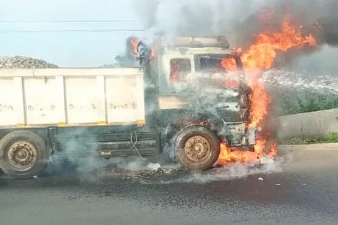 Hunagunda, Female Conductor, Information, Missed Disaster, Lorry,