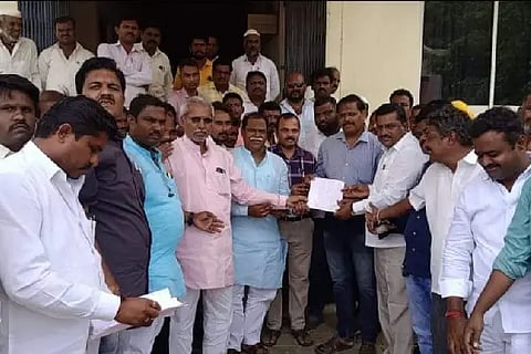 Indi, HESCOM office, protest, seven hours of electricity, farmers,