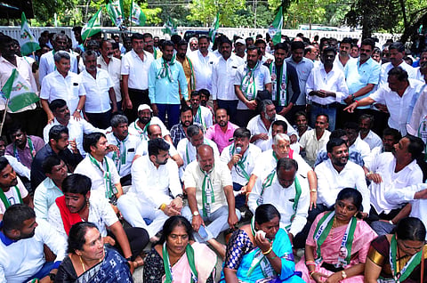 ಕಾಂಗ್ರೆಸ್ ಬಂದಾಗಲೆಲ್ಲಾ ರಾಜ್ಯದಲ್ಲಿ ಬರಗಾಲ: ಸಂಸದ ಪ್ರಜ್ವಲ್ ರೇವಣ್ಣ ಆರೋಪ