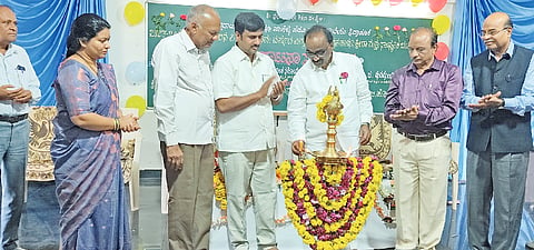 ಜಮಖಂಡಿ ತಾಲೂಕಿನ ಸಿದ್ದಾಪುರ ಗ್ರಾಮದ ಪುಷ್ಪಾತಾಯಿ ವಿಜ್ಞಾನ ಹಾಗೂ ವಾಣಿಜ್ಯ ಪದವಿ ಪೂರ್ವ ಕಾಲೇಜಿನ ವಿದ್ಯಾರ್ಥಿಗಳ ಸ್ವಾಗತ, ಕ್ರೀಡಾ- ಸಾಂಸ್ಕೃತಿಕ ಚಟುವಟಿಕೆಗೆ ಚಾಲನೆ ಕಾರ್ಯಕ್ರಮವನ್ನು ಶಾಸಕ- ನಾಡೋಜ ಜಗದೀಶ ಗುಡಗುಂಟಿ ಉದ್ಘಾಟಿಸಿದರು. ಧರ್ಮಲಿಂಗಯ್ಯ ಗುಡಗುಂಟಿ, ಪಾರ್ವತಿ ಗುಡಗುಂಟಿ, ಪ್ರೊ.ವೈ.ಬಿ.ಹೊಟ್ಟಿ ಇತರರಿದ್ದರು.