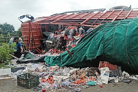 Lorry, Serial Accident, Pomegranate, Garlic, Damage, Golasangi, Vijayapura,