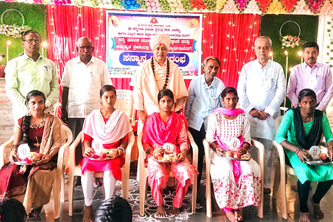 Padmaraja Education Institute Sadhakashi for meritorious students