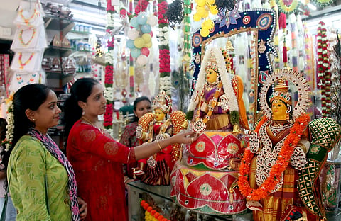 Raghu_23_Varamahalakshmi_Festival_Shopping_@_Malleshwaram (7)