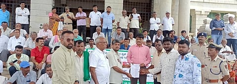 Rmgm-Ph-00001-KPRs Raitha Sanga -Prathibatane-Ramanaraga-DC Office- News - 1-8-2023
