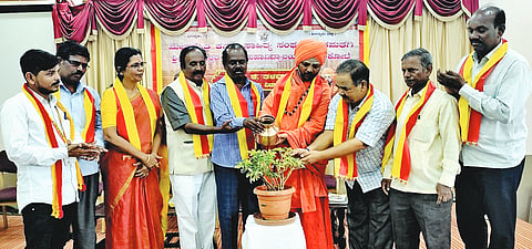 ಬಾಗಲಕೋಟೆ ಬಸವೇಶ್ವರ ಕಲಾ ಮಹಾವಿದ್ಯಾಲಯದಲ್ಲಿ ಶನಿವಾರ ನಡೆದ ಜಿ.ಕೆ.ತಳವಾರ ಸಾಹಿತ್ಯ ಕುರಿತ ವಿಚಾರ ಸಂಕಿರಣವನ್ನು ಕವಿ ಡಾ.ಸತ್ಯಾನಂದ ಪಾತ್ರೋಟ ಉದ್ಘಾಟಿಸಿದರು. ಕಮತಗಿ ಹಿರೇಮಠದ ಶಿವಕುಮಾರ ಸ್ವಾಮೀಜಿ, ಜಿಲ್ಲಾ ಲೇಖಕಿಯರ ಸಂಘದ ಅಧ್ಯಕ್ಷೆ ಡಾ.ಲಲಿತಾ ಹೊಸಪ್ಯಾಟಿ, ಪಾಂಡುರಂಗ ಸನ್ನಪ್ಪನವರ, ಪ್ರಾಚಾರ್ಯ ಡಾ.ಎಸ್.ಆರ್.ಮೂಗನೂರಮಠ, ಜಿ.ಕೆ. ತಳವಾರ ಇತರರು ಇದ್ದರು.