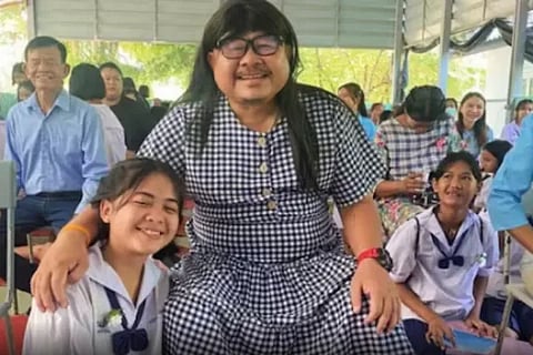 Single Dad Shows Up At Mothers Day Event In A Dress Daughters Reaction Is Priceless