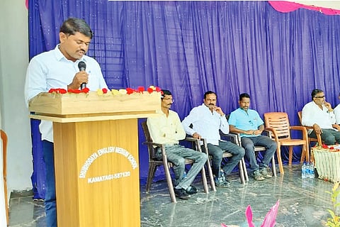 ಕಮತಗಿ ಪಟ್ಟಣದ ಶುಭೋದಯ ಆಂಗ್ಲ ಮಾಧ್ಯಮ ಹಿರಿಯ ಪ್ರಾಥಮಿಕ ಶಾಲೆಯಲ್ಲಿ ಹಮ್ಮಿಕೊಂಡಿದ್ದ ವಿದ್ಯಾರ್ಥಿ ಒಕ್ಕೂಟ ಹಾಗೂ ಪಠ್ಯೇತರ ಚಟುವಟಿಕೆ ಕಾರ್ಯಕ್ರಮದಲ್ಲಿ ಮಲ್ಲಿಕಾರ್ಜುನ ಸಜ್ಜನ ಮಾತನಾಡಿದರು. ಮುರುಗೇಶ ಕಡ್ಲಿಮಟ್ಟಿ, ರಮೇಶ ಜಮಖಂಡಿ, ಹುಚ್ಚಪ್ಪ ಸಿಂಹಾಸನ ಇತರರಿದ್ದರು.