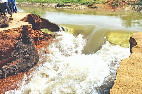 The canal broke and water entered the lands
