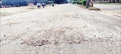 The road in front of the main gate of Bemel factory has been demolished.