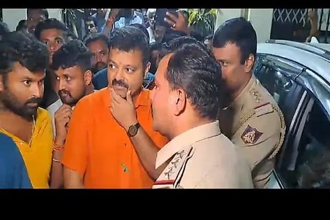 chakravathy sulibele came to vinobnagar station