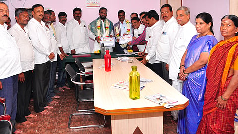 ಹುನಗುಂದ ಪಟ್ಟಣದ ಶ್ರೀ ಗೌರಿಶಂಕರ ಸೌಹಾರ್ದ ಸಹಕಾರಿ ಸಂಘದ ನೂತನ ಅಧ್ಯಕ್ಷರಾಗಿ ಅವಿರೋಧವಾಗಿ ಆಯ್ಕೆಯಾದ ಶಾಸಕ ವಿಜಯಾನಂದ ಕಾಶಪ್ಪನವರ ಮತ್ತು ಉಪಾಧ್ಯಕ್ಷ ಯಮನಪ್ಪ ಚಲವಾದಿ ಅವರಿಗೆ ಚುನಾವಣಾಧಿಕಾರಿ ಬಿ.ಎನ್. ಪೊಲೀಸ್‌ಪಾಟೀಲ ಪ್ರಮಾಣಪತ್ರ ನೀಡಿದರು. ನಿರ್ದೇಶಕರಾದ ಅಮರೇಶ ನಾಗೂರ, ಗಂಗಾಧರ ದೊಡಮನಿ, ಪ್ರಧಾನ ವ್ಯವಸ್ಥಾಪಕ ಸಿದ್ದು ಭದ್ರಶೆಟ್ಟಿ ಇದ್ದರು.