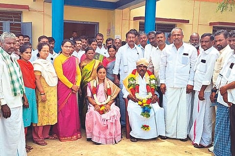 ಹರಪನಹಳ್ಳಿ ತಾಲೂಕಿನ ಕಡಬಗೇರಿ ಗ್ರಾಪಂಗೆ ಅಧ್ಯಕ್ಷ ಮಂಜುನಾಥ್ ಬಣಕಾರ್, ಉಪಾಧ್ಯಕ್ಷರಾಗಿ ಬಿ.ಗೀತಾ ತಿರುಪತಿ ಅವಿರೋಧವಾಗಿ ಮಂಗಳವಾರ ಆಯ್ಕೆಯಾದರು. ಮುಖಂಡರಾದ ಕಡಬಗೆರೆ ಮಲ್ಲಿಕಾರ್ಜುನ್ ಗೌಡ, ಬಿ. ಪಿ. ಬಸಣ್ಣ, ಜೋಷಿ ಲಿಂಗಾಪುರ ರಾಮಚಂದ್ರಪ್ಪ, ಹಿಕ್ಕಿಂಗೆರೆ ಬಸವೇಶ, ಕಾಗೇರಿ ಭೀಮಪ್ಪ, ಬಡಿಗೇರ ಹನುಮಂತಪ್ಪ ಇದ್ದರು.