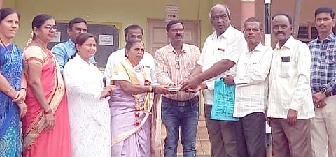 ಗುಳೇದಗುಡ್ಡದ ಸರ್ಕಾರಿ ಬಾಲಕಿಯರ ಪಪೂ ಕಾಲೇಜಿನ ಪ್ರೌಢಶಾಲೆ ವಿಭಾಗದ ನಿವೃತ್ತ ಶಿಕ್ಷಕಿ ಚಂದ್ರಕ್ಕ ಹುಣಸಿಮರದ ಅವರು ಶಾಲೆಗೆ ಒಂದು ಲಕ್ಷ ರೂ. ದೇಣಿಗೆ ನೀಡಿದರು. ಎಂ.ಪಿ.ಮಾಗಿ, ಗಣೇಶ ಹುಣಸಿಮರದ, ಶ್ರೀಕಾಂತ ಧಾರವಾಡ ಇತರರಿದ್ದರು.