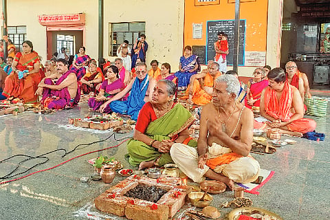 ಬಾಗಲಕೋಟೆ ವಿದ್ಯಾಗಿರಿ ವಿಪ್ರ ಅಭಿವದ್ಧಿ ಸಂಘದ ರಾಘವೇಂದ್ರ ಸ್ವಾಮಿಗಳ ಮಠದಲ್ಲಿ ಭಾನುವಾರ ಲೋಕಕಲ್ಯಾಣಾರ್ಥವಾಗಿ ಮಹಾಸುದರ್ಶನ ಹೋಮ ನೆರವೇರಿಸಲಾಯಿತು. ರಾಘವೇಂದ್ರಾಚಾರ್ಯ ಕಿರಸೂರ, ಅರವಿಂದಾಚಾರ್ಯ ಕಟ್ಟಿ, ಶ್ರೀಹರಿ ಪಾಟೀಲ, ಕೆ.ಬಿ.ದೇಸಾಯಿ ಇತರರಿದ್ದರು.