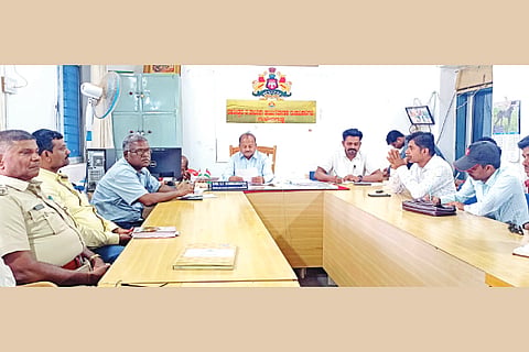 ಗುಳೇದಗುಡ್ಡದ ತಹಸೀಲ್ದಾರ್ ಕಚೇರಿಯಲ್ಲಿ ಸ್ವಾತಂತ್ರೊೃೀತ್ಸವ ದಿನಾಚರಣೆ ನಿಮಿತ್ತ ಪೂರ್ವಭಾವಿ ಸಭೆ ನಡೆಯಿತು. ತಹಸೀಲ್ದಾರ್ ಎಸ್.ಎಫ್. ಬೊಮ್ಮಣ್ಣವರ, ತಾಪಂ ಇಒ ಮಲ್ಲಿಕಾರ್ಜುನ ಬಡಿಗೇರ, ಉಪ ತಹಸೀಲ್ದಾರ್ ವೀರೇಶ ಬಡಿಗೇರ, ಪುರಸಭೆ ಮುಖ್ಯಾಧಿಕಾರಿ ರಮೇಶ ಪದಕಿ ಇತರರಿದ್ದರು.