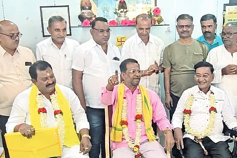 ರಬಕವಿ ಹಜಾರೆ ಟೆಕ್ಸ್‌ಟೈಲ್ ಆವರಣದಲ್ಲಿ ರೈಲ್ವೆ ಹೋರಾಟ ಸಮಿತಿ ಅಧ್ಯಕ್ಷ ಕುತ್ಬುದ್ದೀನ್ ಖಾಜಿ ನೇತೃತ್ವದ ನಿಯೋಗವನ್ನು ಭಾನುವಾರ ಬೀಳ್ಕೊಡಲಾಯಿತು. ಉಪಾಧ್ಯಕ್ಷ ಶ್ರೀನಿವಾಸ ಬಳ್ಳಾರಿ, ಡಾ. ರವಿ ಜಮಖಂಡಿ ಇದ್ದರು.