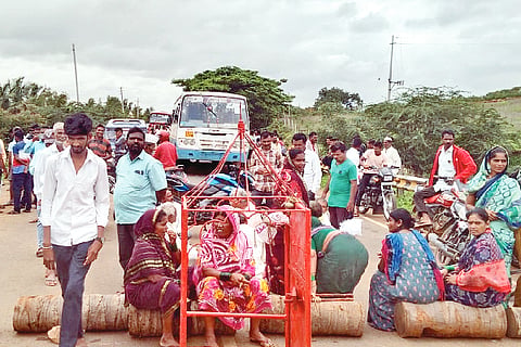 ಬಾಗಲಕೋಟೆ ತಾಲೂಕಿನ ಶೀಗಿಕೇರಿ ಗ್ರಾಮದಲ್ಲಿ ಸೋಮವಾರ ನಿಧನರಾದ ವೃದ್ಧರೊಬ್ಬರ ಅಂತ್ಯಸಂಸ್ಕಾರ ನಡೆಸದೆ ಸ್ಮಶಾನ ಜಾಗ ಒದಗಿಸುವಂತೆ ಒತ್ತಾಯಿಸಿ ಗ್ರಾಮಸ್ಥರು ದಿಢೀರನೇ ರಸ್ತೆ ಮಧ್ಯೆ ಇಮಾನ ಇಟ್ಟು ಪ್ರತಿಭಟಿಸಿದರು.