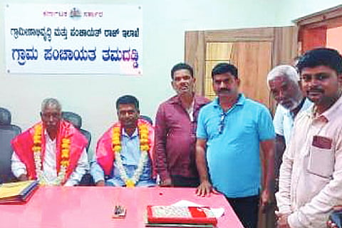 ತೇರದಾಳ ಸಮೀಪದ ತಮದಡ್ಡಿ ಗ್ರಾಪಂಗೆ ಭೀಮಪ್ಪ ಕೊಣ್ಣೂರ ಅಧ್ಯಕ್ಷರಾಗಿ, ಚಂದ್ರಕಾಂತ ಅಕ್ಕಿವಾಟ ಉಪಾಧ್ಯಕ್ಷರಾಗಿ ಆಯ್ಕೆಯಾಗಿ ಗೆಲುವಿನ ನಗೆ ಬೀರಿದರು. ಮಹಾವೀರ ಬಿಲವಡಿ ಇತರರಿದ್ದರು.