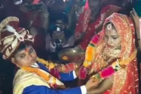 unique wedding 3 feet groom marries 4 feet bride in Bihar