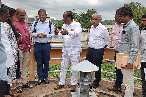 ಜಮಖಂಡಿ ನಗರದ ನೀರು ಶುದ್ಧೀಕರಣ ಘಟಕಕ್ಕೆ ಶಾಸಕ ನಾಡೋಜ ಜಗದೀಶ ಗುಡಗುಂಟಿ ಹಾಗೂ ವಿವಿಧ ಅಧಿಕಾರಿಗಳು ಭೇಟಿ ನೀಡಿ ಪರಿಶೀಲಿಸಿದರು.