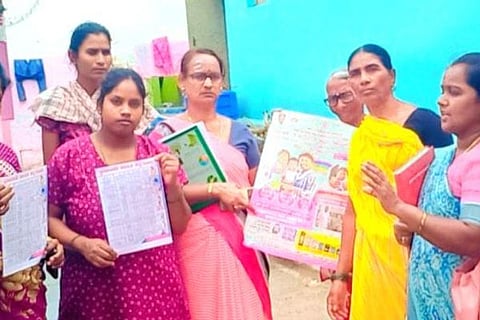 ಕಂಪ್ಲಿಯ ಕೋಟೆಯಲ್ಲಿ ಶುಕ್ರವಾರ ಇಂದ್ರಧನುಷ್ 5.0 ಎರಡನೇ ಸುತ್ತಿನ ಲಸಿಕಾ ಅಭಿಯಾನದ ಭಿತ್ತಿ ಪತ್ರ ಪ್ರದರ್ಶಿಸಲಾಯಿತು. ಕ್ಷೇತ್ರ ಆರೋಗ್ಯ ಶಿಕ್ಷಣಾಧಿಕಾರಿ ಕೆ.ಶೋಭಾ, ಆರೋಗ್ಯ ನಿರೀಕ್ಷಣಾಧಿಕಾರಿಗಳಾದ ಎನ್.ಚನ್ನಬಸವರಾಜ್, ಎಸ್.ಆರ್.ಪ್ರಭಾಕರ್, ಆಶಾ ಕಾರ್ಯಕರ್ತೆ ಆರ್.ವಲಿಮಾ, ಚಂದ್ರಲೇಖಾ ಇತರರಿದ್ದರು.