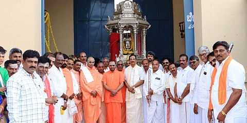  ಮಹದೇಶ್ವರ ಬೆಟ್ಟದ ಮಾದಪ್ಪನ ಸನ್ನಿಧಿಯಲ್ಲಿ ಶ್ರೀ ಮಹದೇಶ್ವರರ ಜಯಂತಿ ಅಂಗವಾಗಿ ಶ್ರೀ ಮಲೆಮಹದೇಶ್ವರ ಜಯಂತಿ ಮಹೋತ್ಸವ ಸಮಿತಿ ವತಿಯಿಂದ ಪೂಜೆ ಸಲ್ಲಿಸಲಾಯಿತು. ಶ್ರೀ ಶಾಂತಮಲ್ಲಿಕಾರ್ಜುನ ಸ್ವಾಮೀಜಿ, ಶಿವಮೂರ್ತಿ ಕಾನ್ಯ, ಪ್ರಭುಸ್ವಾಮಿ, ಮಹದೇವಸ್ವಾಮಿ ಇತರರು ಇದ್ದರು.