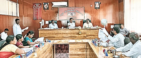  ಯಳಂದೂರು ಪಟ್ಟಣ ಪಂಚಾಯಿತಿ ಸಭಾಂಗಣದಲ್ಲಿ ಶುಕ್ರವಾರ ನಡೆದ ಸಾಮಾನ್ಯ ಸಭೆಯಲ್ಲಿ ಶಾಸಕ ಎ.ಆರ್. ಕೃಷ್ಣಮೂರ್ತಿ ಮಾತನಾಡಿದರು. ಮುಖ್ಯಾಧಿಕಾರಿ ಮಹೇಶ್‌ಕುಮಾರ್, ಆಡಳಿತಾಧಿಕಾರಿ ಜಯಪ್ರಕಾಶ್ ಇದ್ದರು.