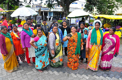 ಹೂವಿನ ವ್ಯಾಪಾರಸ್ಥರಿಂದ ಹೆಚ್ಚನ ಸುಂಕ ವಸೂಲಿ ಆರೋಪ