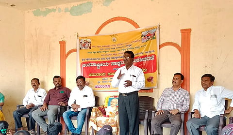 ಗಂಗಾವತಿ ತಾಲೂಕಿನ ಸಂಗಾಪುರ ಸ.ಹಿ.ಪ್ರಾ. ಉನ್ನತೀಕರಿಸಿದ ಶಾಲೆಯಲ್ಲಿ ಆಯೋಜಿಸಿದ್ದ 58ನೇ ಅಂತರಾಷ್ಟ್ರೀಯ ಸಾಕ್ಷರತಾ ದಿನಾಚರಣೆಯಲ್ಲಿ ತಾಲೂಕು ಸಾಕ್ಷರತಾ ಸಮಿತಿ ಮಾಜಿ ಸಂಯೋಜಕ ಹಾಗೂ ಶಿಕ್ಷಕ ಹನುಮಂತಪ್ಪ ಗಿಡ್ಡಿ ಶನಿವಾರ ಮಾತನಾಡಿದರು. ಮುಖ್ಯಶಿಕ್ಷಕ ಮೈಲಾರಪ್ಪ,ಕ್ಷೇತ್ರ ಸಂಪನ್ಮೂಲ ಅಧಿಕಾರಿ ಮಂಜುನಾಥ ವಸದ್ ಇತರರಿದ್ದರು.