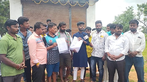 ಕುಕನೂರು ತಾಲೂಕಿನ ಕುದರಿಮೋತಿ ಗ್ರಾಮದಲ್ಲಿ ಮದ್ಯದಂಗಡಿ ತೆರೆಯದಂತೆ ಗ್ರಾಮಸ್ಥರು ಪ್ರತಿಭಟನೆ ನಡೆಸಿದರು. ಗ್ರಾಮಸ್ಥರಾದ ಶ್ರೀಧರ್ ದಾಸರ, ಮಂಜುನಾಥ ಕಿನ್ನಾಳ, ಮಂಜುನಾಥ ಗಟ್ಟೆಪ್ಪನವರ, ಮಂಜು ಸಜ್ಜನ್ ಇದ್ದರು.