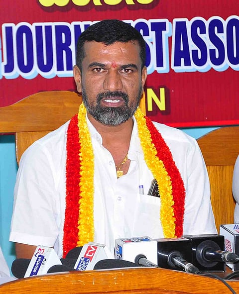ಜಿಲ್ಲೆಯ ಎಲ್ಲ ತಾಲೂಕು ಬರ ಪಟ್ಟಿಗೆ ಸೇರಿಸಲು ಕರವೇ ಆಗ್ರಹ