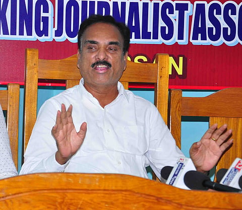ಅರಣ್ಯ ಇಲಾಖೆ ಅಧಿಕಾರಿಗಳ ಅಮಾನತ್ತಿಗೆ ಆಗ್ರಹ