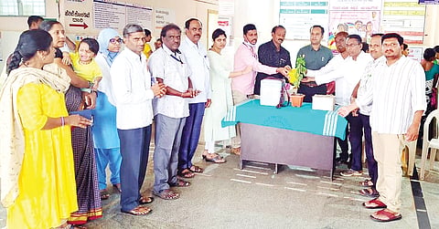 ಯಲಬುರ್ಗಾದ ಸರ್ಕಾರಿ ಆಸ್ಪತ್ರೆಯಲ್ಲಿ ಇಂದ್ರಧನುಷ್ ಲಸಿಕೆ ಕಾರ್ಯಕ್ರಮಕ್ಕೆ ತಾಪಂ ಇಒ ಸಂತೋಷ ಪಾಟೀಲ್ ಚಾಲನೆ ನೀಡಿದರು. ಗ್ರೇಡ್ 2 ತಹಸೀಲ್ದಾರ್ ನಾಗಪ್ಪ ಸಜ್ಜನ, ಟಿಎಚ್‌ಓ ಡಾ.ರಚನಾ, ಮುಖ್ಯ ವೈದ್ಯಾಧಿಕಾರಿ ಡಾ.ಕೃಷ್ಣ ಹೊಟ್ಟಿ, ಆರೋಗ್ಯ ರಕ್ಷಾ ಸಮಿತಿ ಸದಸ್ಯರಾದ ಶಶಿಧರ ಉಳ್ಳಾಗಡ್ಡಿ, ಪ್ರಕಾಶ ಛಲವಾದಿ ಇದ್ದರು.