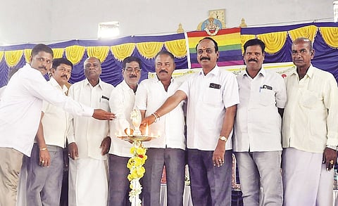 ಕೊಳ್ಳೇಗಾಲ ಪಟ್ಟಣದ ಶ್ರೀ ಉಮಾಶಂಕರ ಕಲ್ಯಾಣ ಮಂಟಪದಲ್ಲಿ ಆಯೋಜಿಸಿದ್ದ ಕಸಬಾ ಪ್ರಾಥಮಿಕ ಕೃಷಿ ಪತ್ತಿನ ಸಹಕಾರ ಸಂಘದ ವಾರ್ಷಿಕ ಮಹಾಸಭೆಯನ್ನು ಸೋಮಶೇಕರ್ ಉದ್ಘಾಟಿಸಿದರು. ಮಹೇಶ್, ಚಿಕ್ಕಬಸವೇಗೌಡ, ಶಿವಮೂರ್ತಿ, ಮಹೇಶ್, ಮಹದೇವಸ್ವಾಮಿ ಇದ್ದರು.